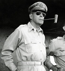 Général Mc Arthur portant les Ray Ban Aviator